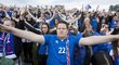 Islandští fanoušci a jejich vikinská oslava v Reykjavíku po výhře nad Anglií a postupu do čtvrtfinále EURO