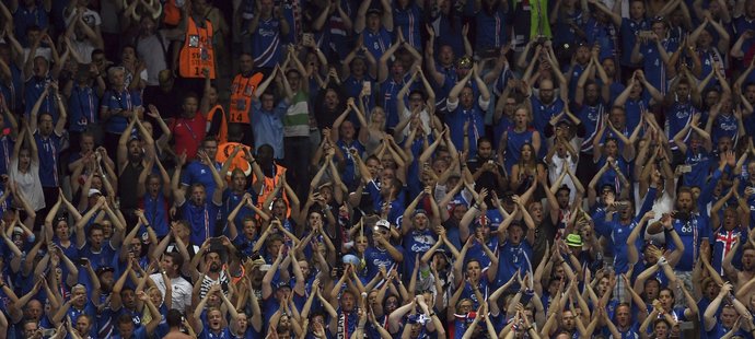 Tradiční islandská oslava, ze které mrazí, po triumfu v osmifinále EURO nad Anglií