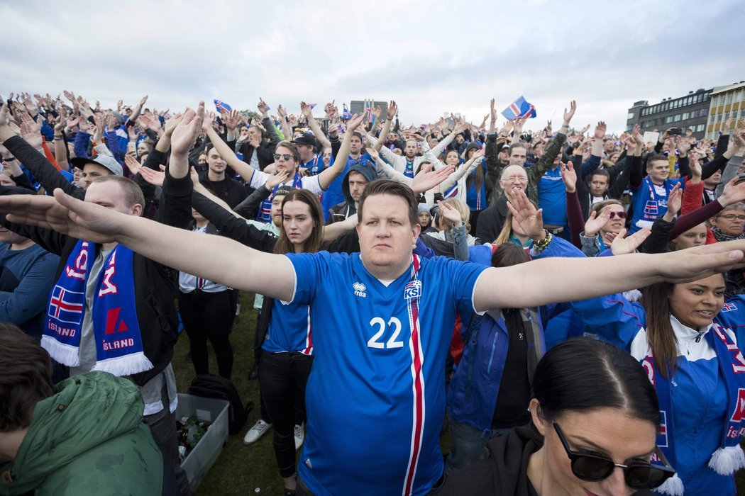 Islandští fanoušci a jejich vikinská oslava v Reykjavíku po výhře nad Anglií a postupu do čtvrtfinále EURO