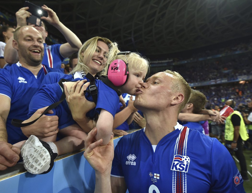 Islanďan Kolbeinn Sigthorsson se raduje s rodinou po historické výhře nad Anglií v osmifinále EURO