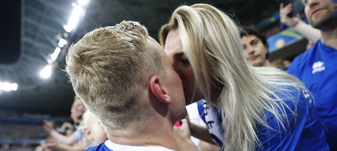 Postupová pusa. Kolbeinn Sigthorsson slaví s partnerkou postup Islandu do čtvrtfinále EURO