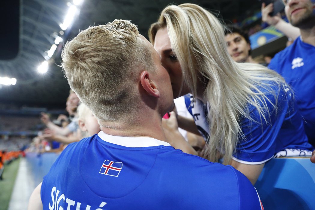 Postupová pusa. Kolbeinn Sigthorsson slaví s partnerkou postup Islandu do čtvrtfinále EURO