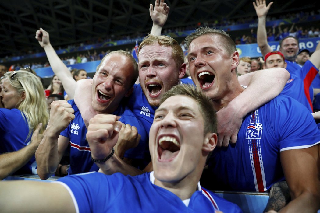 Euforické selfíčko islandských hrdinů po postupu do čtvrtfinále EURO
