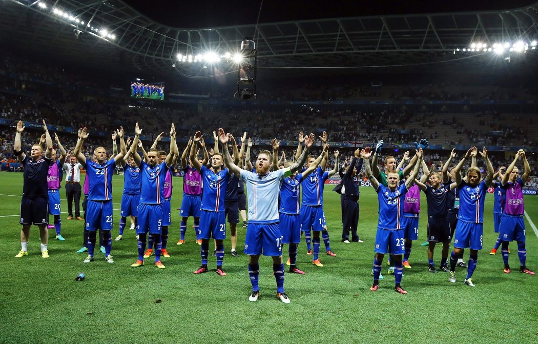 Dechberoucí oslava islandských fotbalistů po postupu do čtvrtfinále EURO