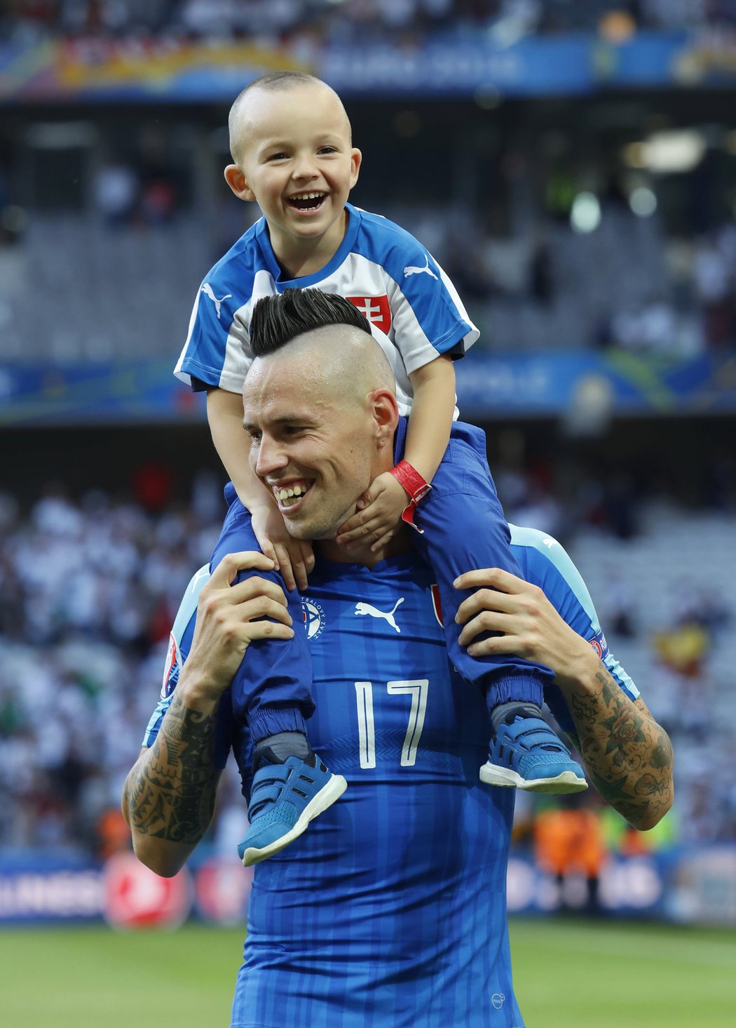 Marek Hamšík se po zklamání z prohry v osmifinále EURO s Německem potěšil aspoň dětským úsměvem