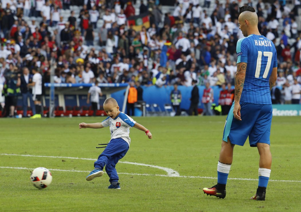 Marek Hamšík sleduje jednoho ze synů, kteří si po prohře Slováků s Německem přišli zakopat na trávník