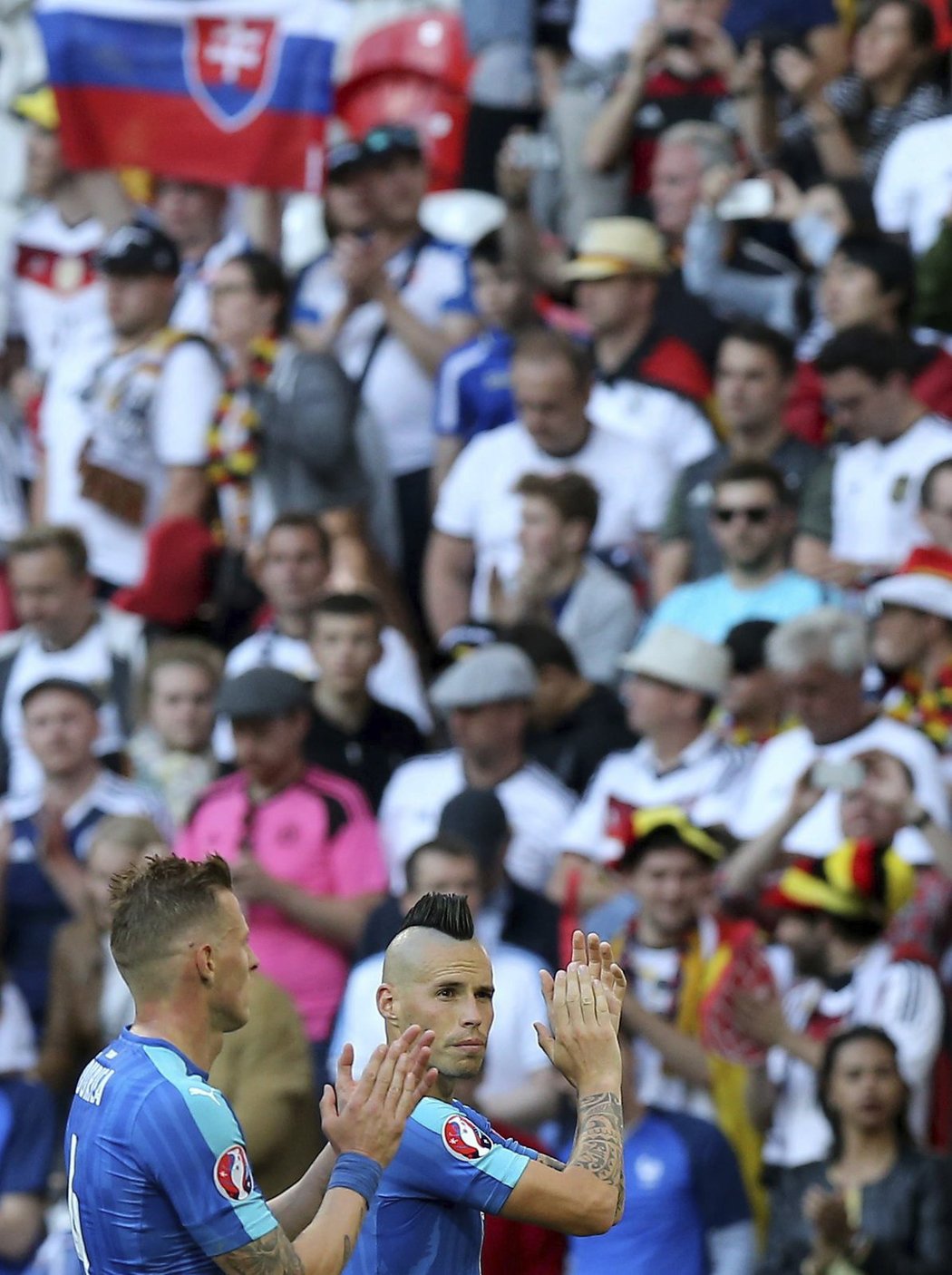 Marek Hamšík (vpravo) děkuje slovenským fanouškům po prohraném osmifinále EURO s Německem