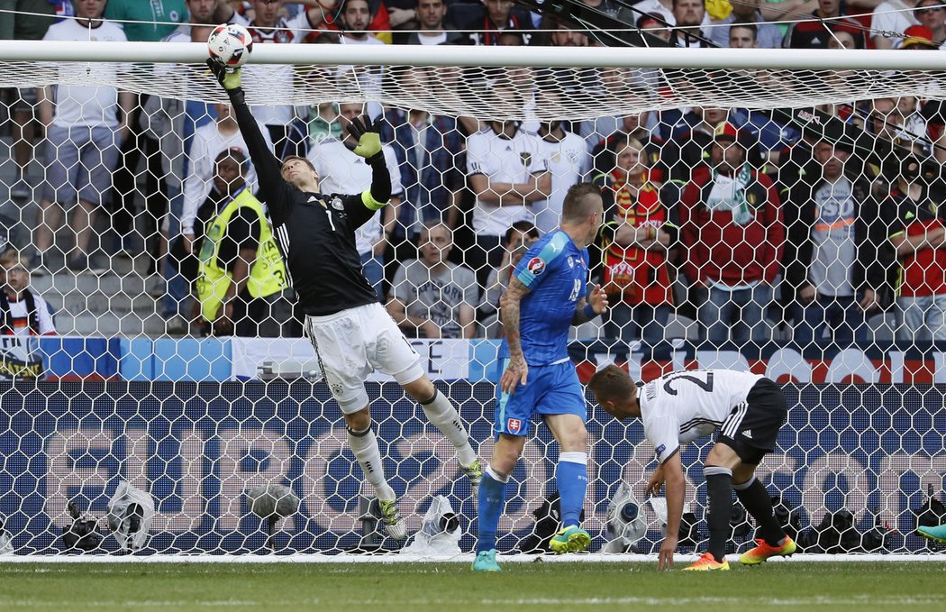 Německý brankář Manuel Neuer likviduje hlavičku Juraje Kucky v osmifinále EURO