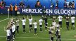 Němečtí fotbalisté děkují fanouškům po vyhraném osmifinále EURO nad Slovenskem