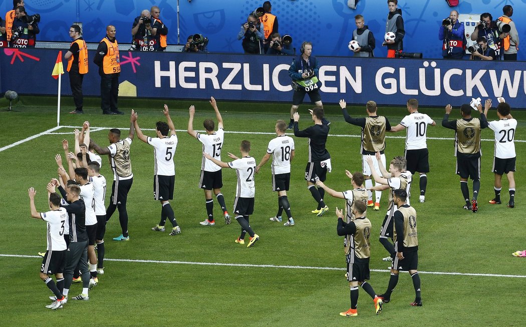 Němečtí fotbalisté děkují fanouškům po vyhraném osmifinále EURO nad Slovenskem