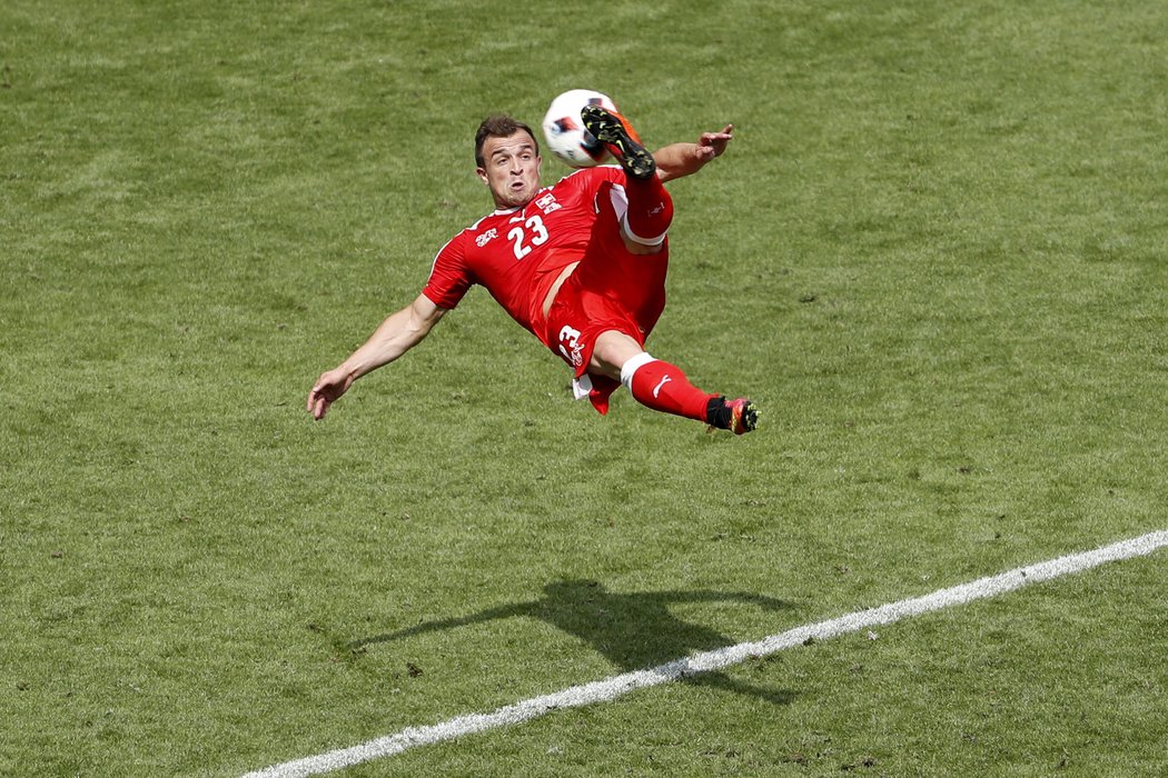 Švýcar Xherdan Shaqiri se parádními nůžkami opřel do míče a srovnal osmifinále EURO proti Polsku na 1:1