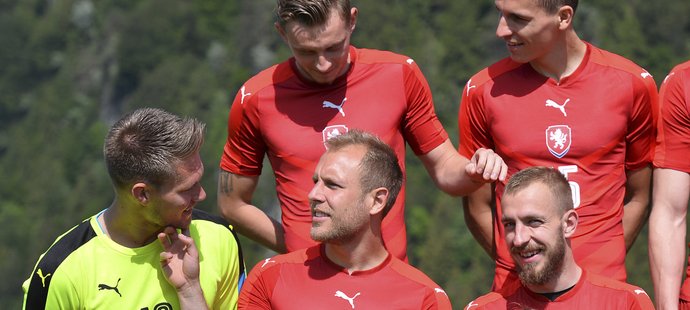 Týmové focení fotbalistů v Rakousku: Daniel Kolář (uprostřed) kontroluje vousy brankáři Tomáši Vaclíkovi, Jiří Skalák masíruje ramena Jaroslavu Plašilovi.