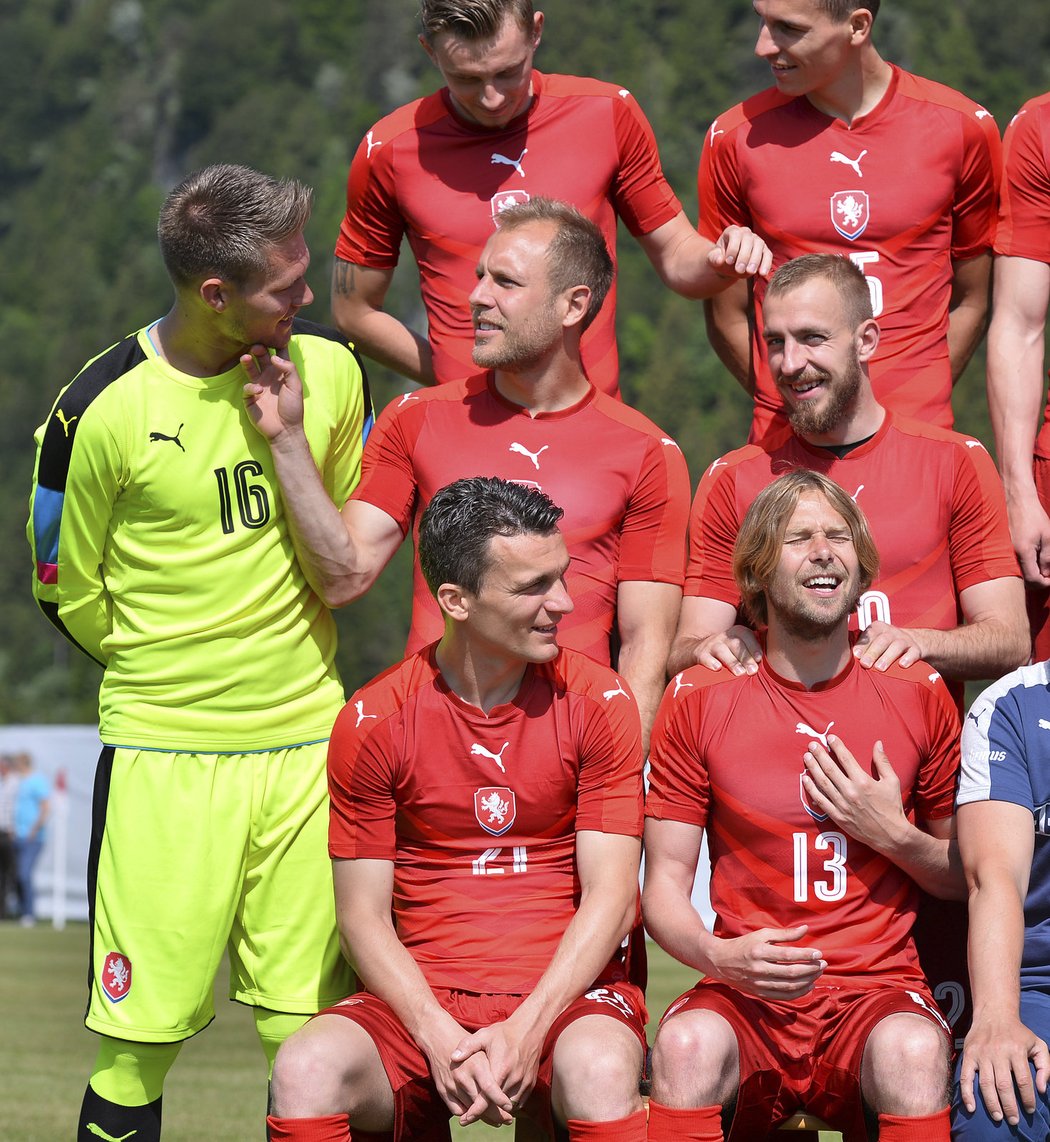 Týmové focení fotbalistů v Rakousku: Daniel Kolář (uprostřed) kontroluje vousy brankáři Tomáši Vaclíkovi, Jiří Skalák masíruje ramena Jaroslavu Plašilovi.