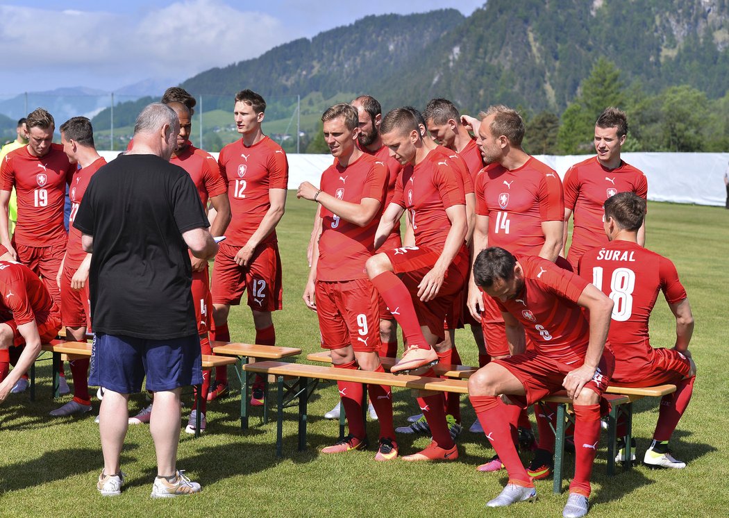 Focení fotbalistů na oficiální materiály k EURO mělo pečlivě promyšlený zasedací pořádek...