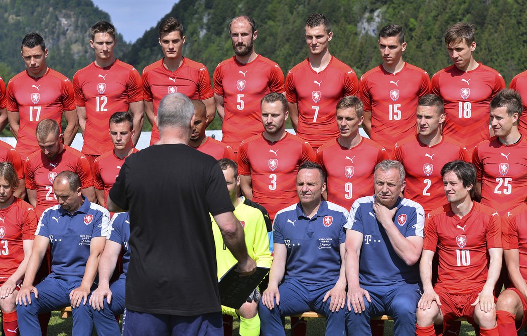 Poslední pokyny od fotografa před pořízením týmového snímku českých fotbalistů