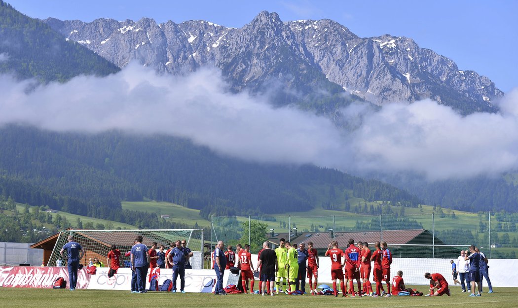 Čeští fotbalisté se připravují na EURO v krásném prostředí pod horskými velikány...