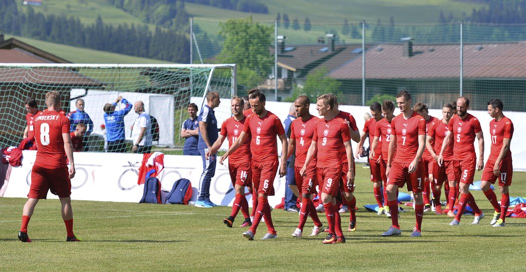 Čeští fotbalisté se kvůli focení oblékli do červených dresů