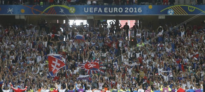 Slovenští fotbalisté se radují spolu z fanoušky z historicky prvního vítězství na EURO po triumfu nad Ruskem