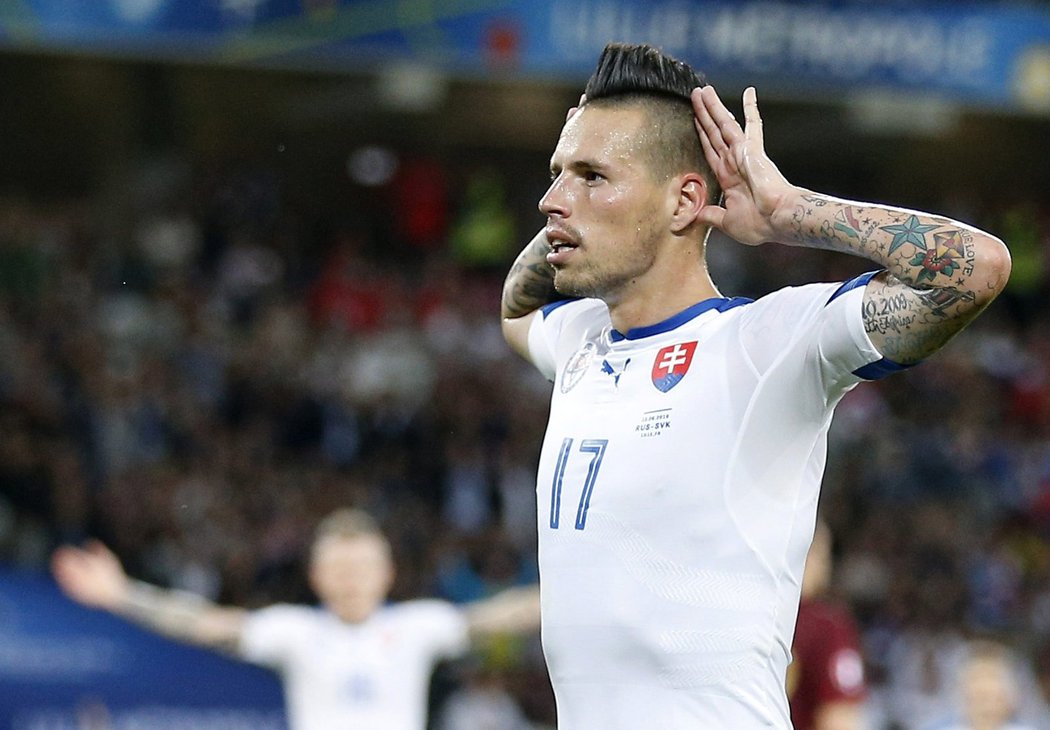 Slovenský záložník Marek Hamšík si užívá ovace fanoušků po své parádní trefě do ruské sítě