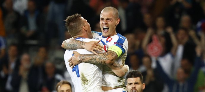 Martin Škrtel (vpravo) se objímá s Jánem Ďuricou po slovenském vítězství nad Ruskem na EURO 2016