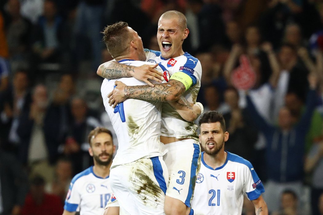 Martin Škrtel (vpravo) se objímá s Jánem Ďuricou po slovenském vítězství nad Ruskem na EURO 2016