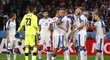 Slovenští fotbalisté slaví svůj historický triumf na EURO, když dokázali porazit Rusko 2:1