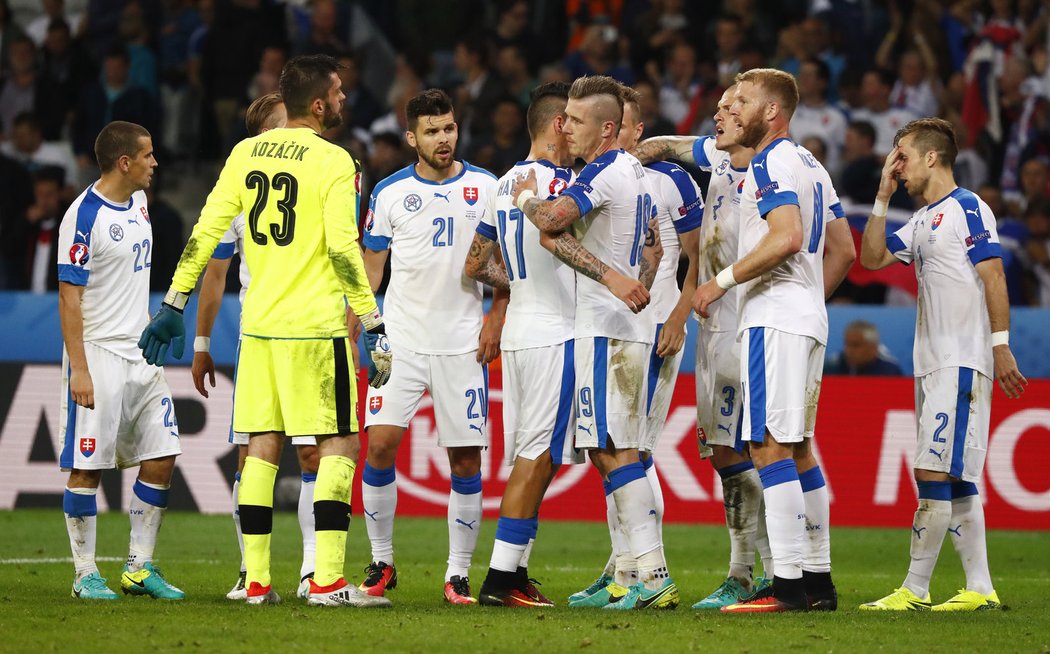 Slovenští fotbalisté slaví svůj historický triumf na EURO, když dokázali porazit Rusko 2:1