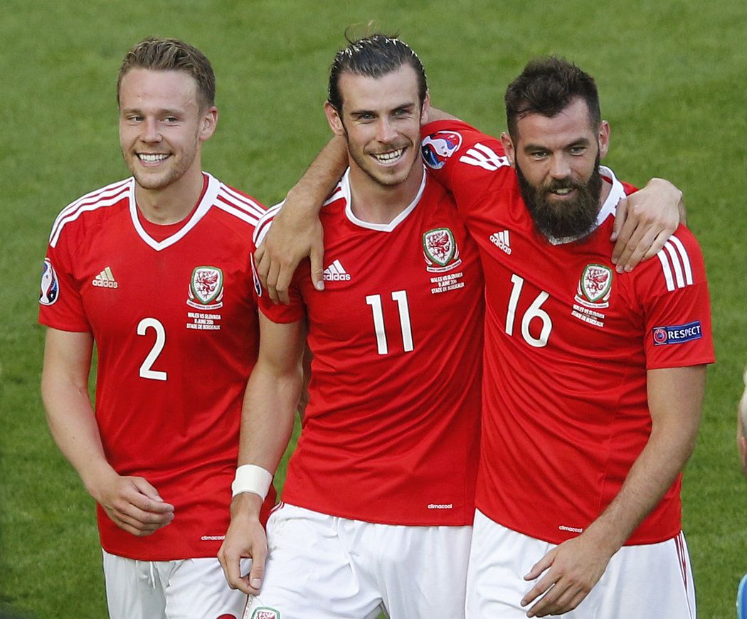 Velšané Chris Gunter, Gareth Bale a Joe Ledley se radují z vítězství nad Slovenskem