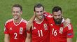 Velšané Chris Gunter, Gareth Bale a Joe Ledley se radují z vítězství nad Slovenskem