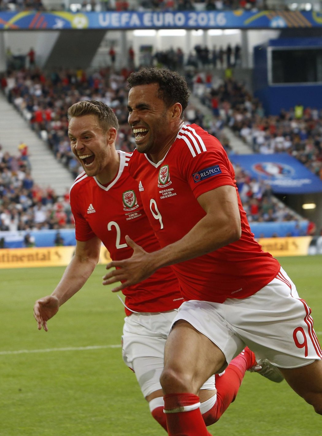 Hal Robson-Kanu (vpravo) se raduje s Chrisem Gunterem z druhého gólu Velšanů v duelu se Slováky