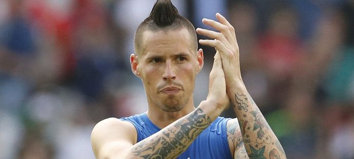 Slovák Marek Hamšík tleská fanouškům po úvodní prohře s Walesem