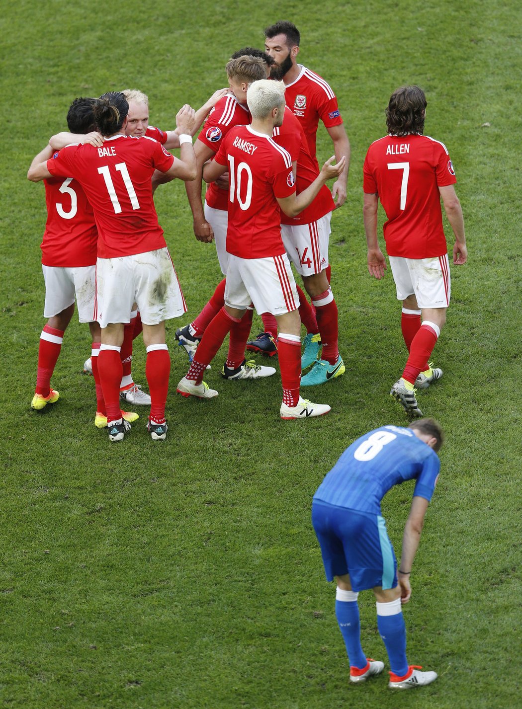 Fotbalisté Walesu se radují po vítězství v úvodním zápase na EURO proti Slovensku