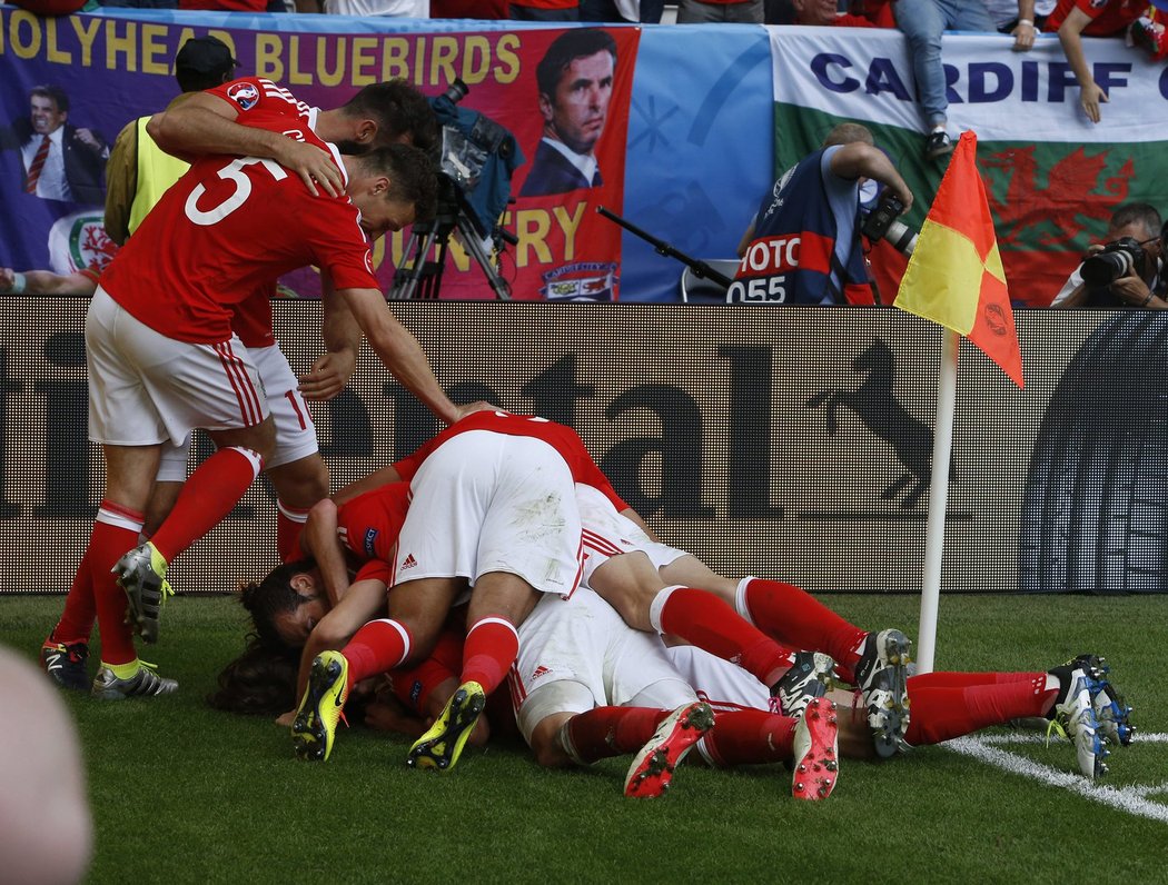 Fotbalisté Walesu se radují z vítězného gólu na 2:1 proti Slovensku