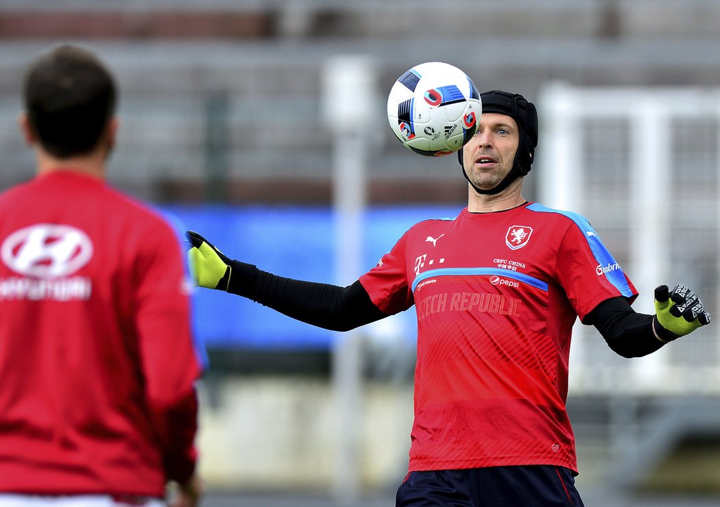 Petr Čech zvládá zpracování i bez rukou