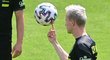 Jakub Jankto si hraje s míčem na českém tréninku na Strahově