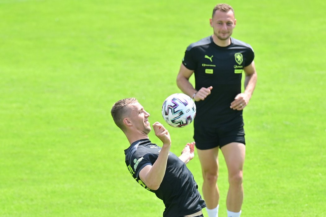 Tomáš Souček s míčem pod dohledem parťáka Vladimíra Coufala