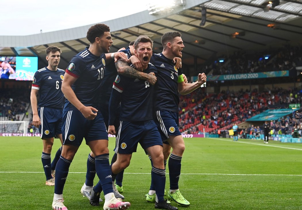 Skotští fotbalisté slaví trefu Calluma McGregora na 1:1 proti Chorvatsku