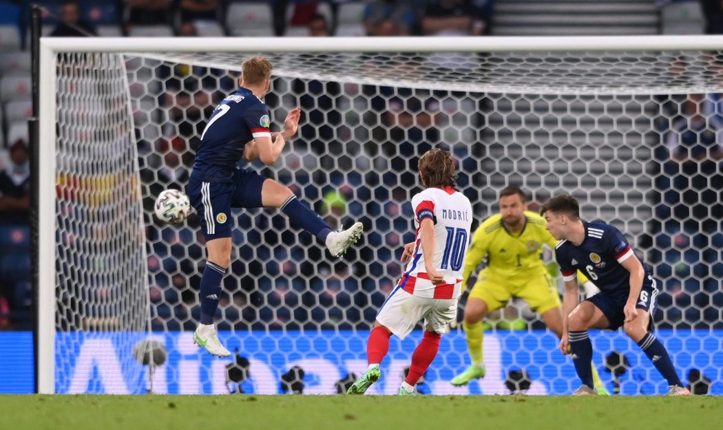 Luka Modrič pálí přesně do skotské sítě a zvýšil na 2:1 pro Chorvaty