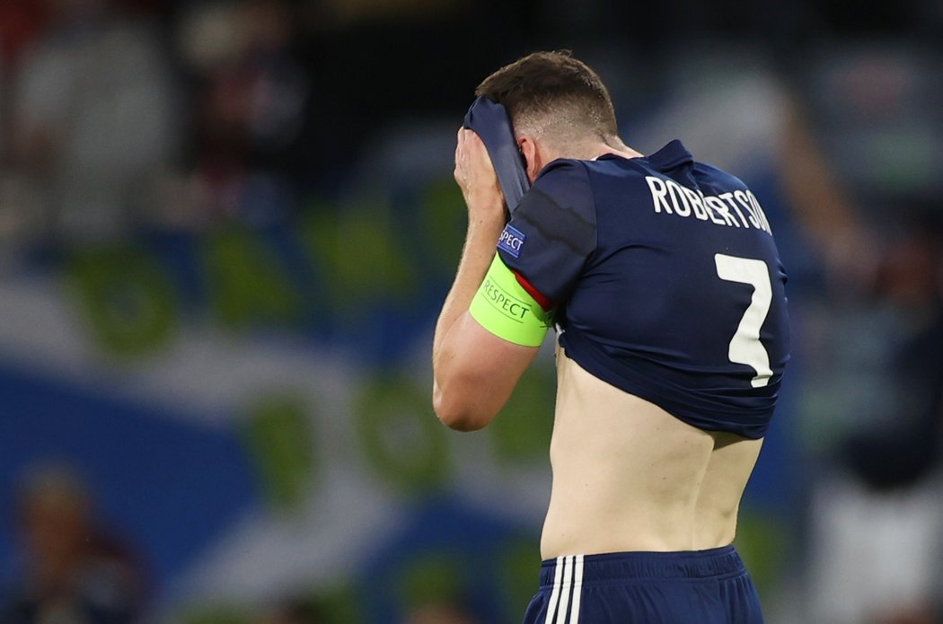 Skotský reprezentant Andrew Robertson smutní po porážce s Chorvaty