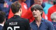Německý kouč Joachim Löw s Thomasem Müllerem po prohraném osmifinále EURO s Anglií