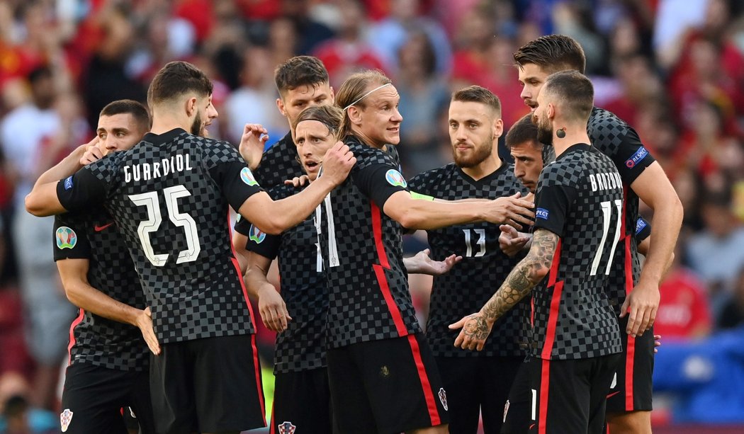 Chorvatská radost po šíleném vlastním gólu Španělů v osmifinále EURO