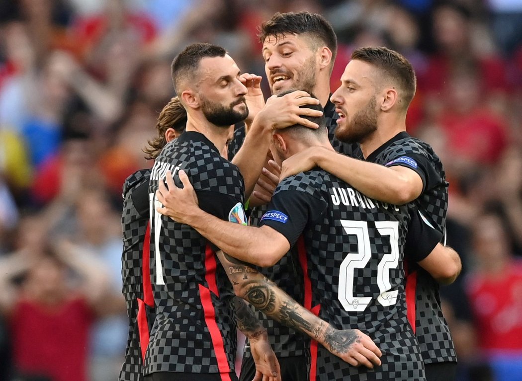 Chorvatští fotbalisté se radují z gólu v osmifinále proti Španělům