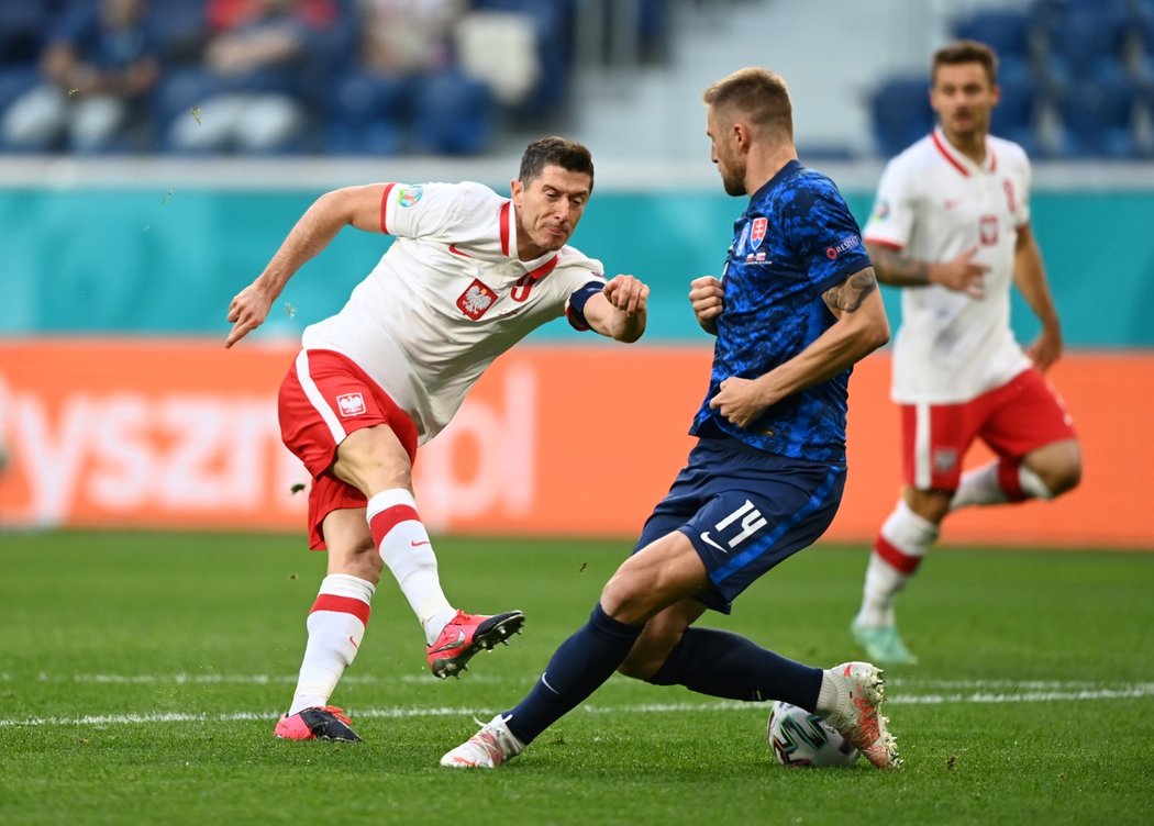 Robert Lewandowski pálí v zápase proti Slovensku