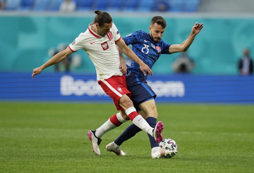 Jakub Hromada ze Slovenska se snaží uchránit míč před Polákem Grzegorzem Krychowiakem v úvodním zápase EURO 2021