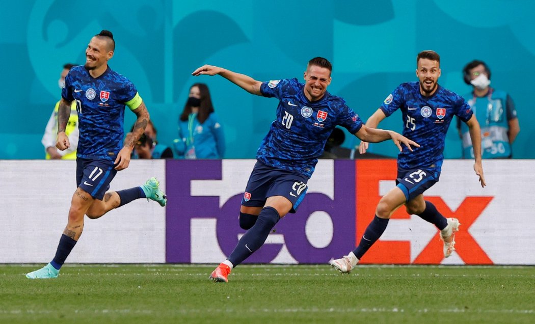 Slovenští fotbalisté slaví gól Róberta Maka (uprostřed), který byl nakonec vyhodnocen jako vlastní