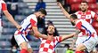 Chorvatští fotbalisté slaví trefu Nikoly Vlašiče do skotské sítě