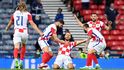 Chorvatští fotbalisté slaví trefu Nikoly Vlašiče do skotské sítě