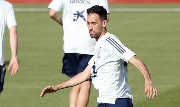 Problém pro Španěly, Busquets měl pozitivní test. Generálku zrušili