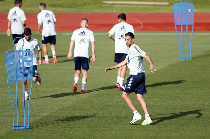 Problém pro Španěly, Busquets měl pozitivní test. Generálku zrušili Problém pro Španěly, Busquets měl pozitivní test. Generálku zrušili