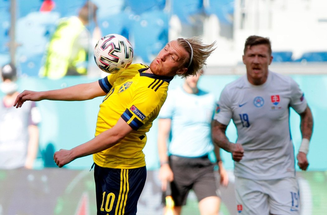 Švéd Emil Forsberg zpracovává míč v zápase se Slováky